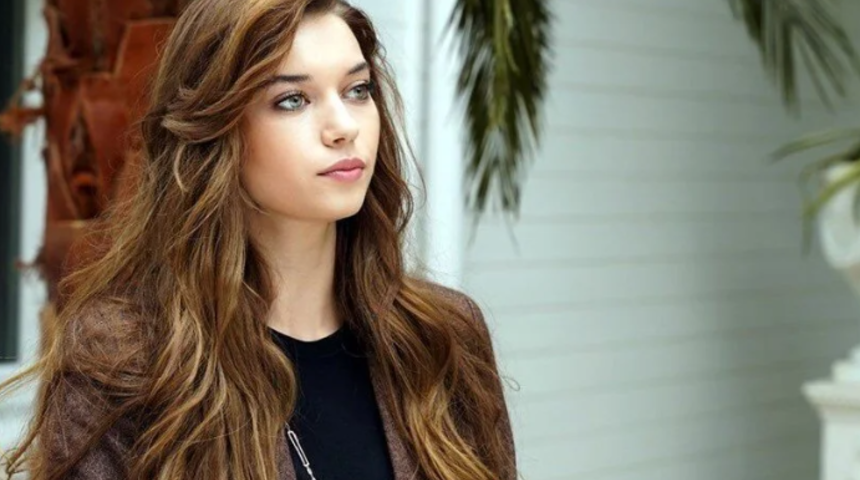 Üstünü havluyla kapatıp paylaştı! Afra Saraçoğlu kendinden geçti