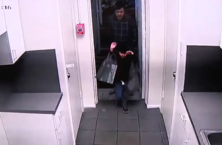 Yemek teslimatı yapan kurye yere tuvaletini yaptı! Sosyal medyada gündem yarattı: 'Arkasında iğrenç bir sürpriz bırakmış' G1