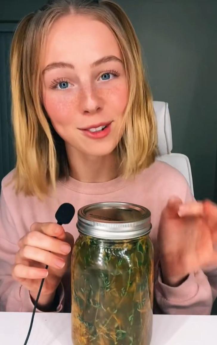 Saçlarını 8 aydır yıkamadı! O ot karışımıyla böyle görünüyormuş 'Saçı gürleştiriyor... Hiç kepeğim olmadı' G1