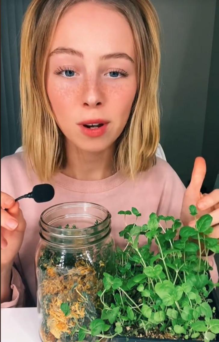 Saçlarını 8 aydır yıkamadı! O ot karışımıyla böyle görünüyormuş 'Saçı gürleştiriyor... Hiç kepeğim olmadı' G2