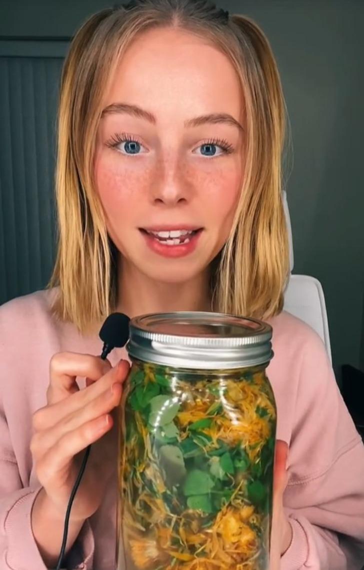 Saçlarını 8 aydır yıkamadı! O ot karışımıyla böyle görünüyormuş 'Saçı gürleştiriyor... Hiç kepeğim olmadı' G4