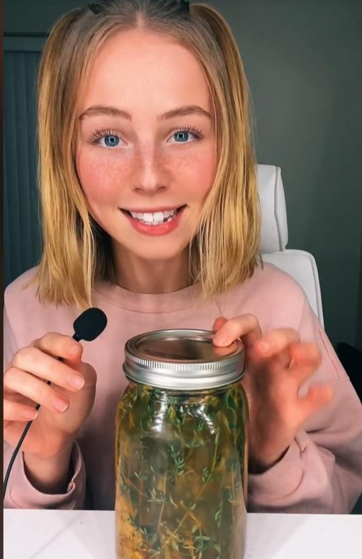 Saçlarını 8 aydır yıkamadı! O ot karışımıyla böyle görünüyormuş 'Saçı gürleştiriyor... Hiç kepeğim olmadı' G5