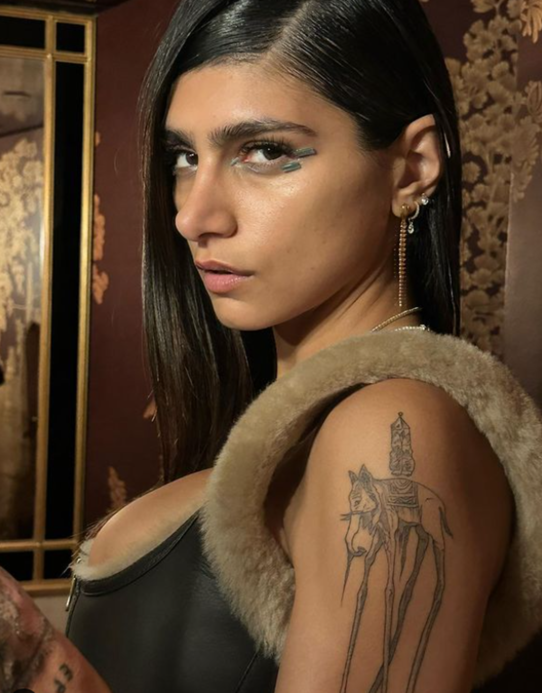Mia Khalifa kendisiyle resmen aşk yaşadı! D&uuml;nyaca &uuml;nl&uuml; ismin &ouml;zg&uuml;veni tavan halleri hayranlarından beğeni topladı