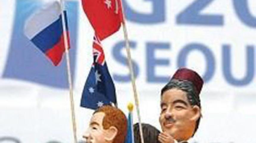 Cumhurbaşkanı G&uuml;l&rsquo;e fes giydirdiler