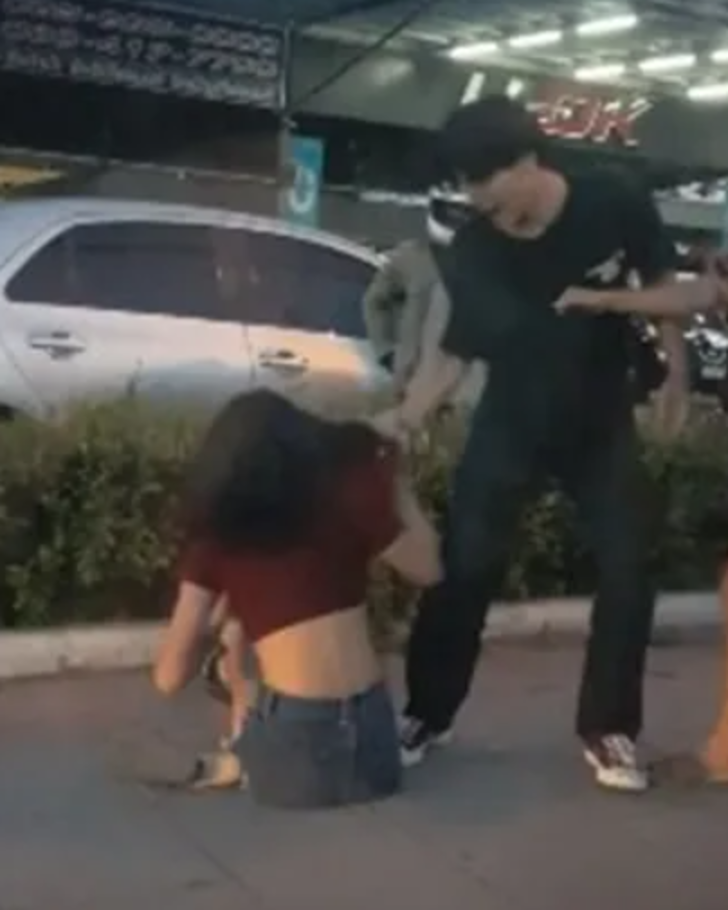 Sevgilisinin ihanetini öğrenince sinir krizi geçirdi! Sokak ortasında genç kadını darp etti... Kimse hiçbir şey yapmadan öylece izledi G1