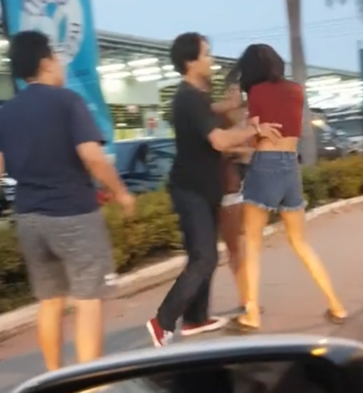 Sevgilisinin ihanetini öğrenince sinir krizi geçirdi! Sokak ortasında genç kadını darp etti... Kimse hiçbir şey yapmadan öylece izledi G2