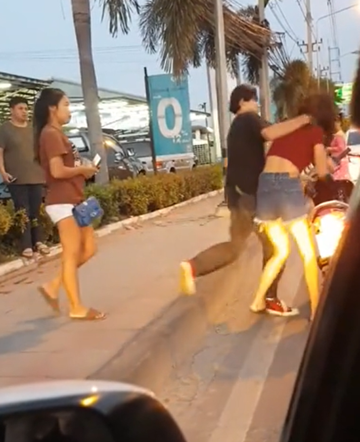 Sevgilisinin ihanetini öğrenince sinir krizi geçirdi! Sokak ortasında genç kadını darp etti... Kimse hiçbir şey yapmadan öylece izledi G3