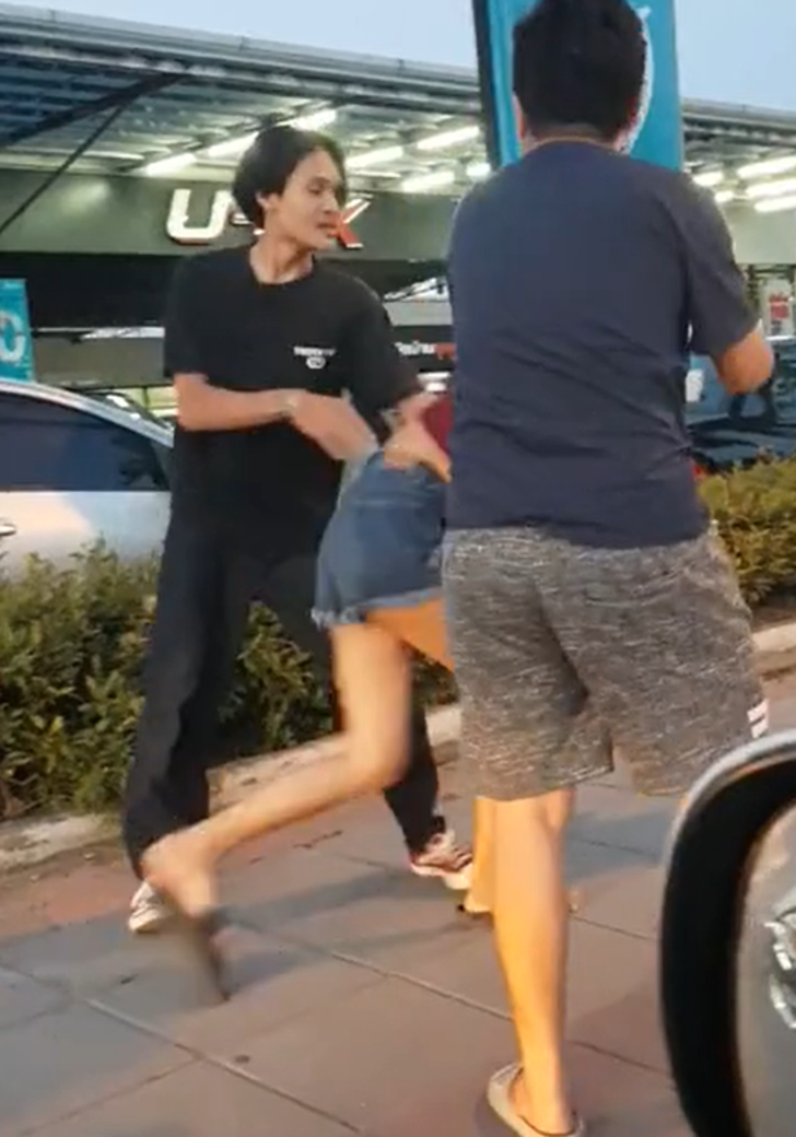 Sevgilisinin ihanetini öğrenince sinir krizi geçirdi! Sokak ortasında genç kadını darp etti... Kimse hiçbir şey yapmadan öylece izledi G4