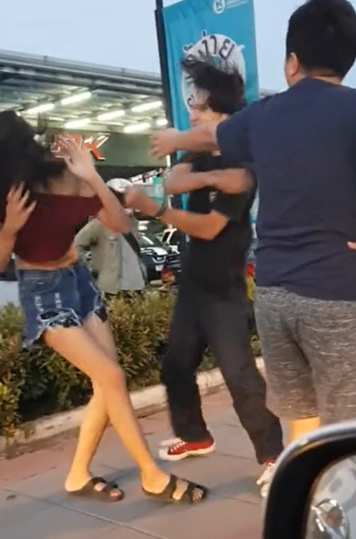 Sevgilisinin ihanetini öğrenince sinir krizi geçirdi! Sokak ortasında genç kadını darp etti... Kimse hiçbir şey yapmadan öylece izledi G5