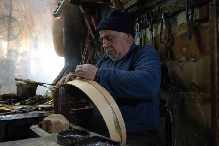 'Günlük bin TL'ye eleman bulamıyoruz' Mesleğin ölmesinden korkuyorlar! "Günde 400 adet yapıyorduk, şimdi 1 adet bile yapamaz haldeyiz"