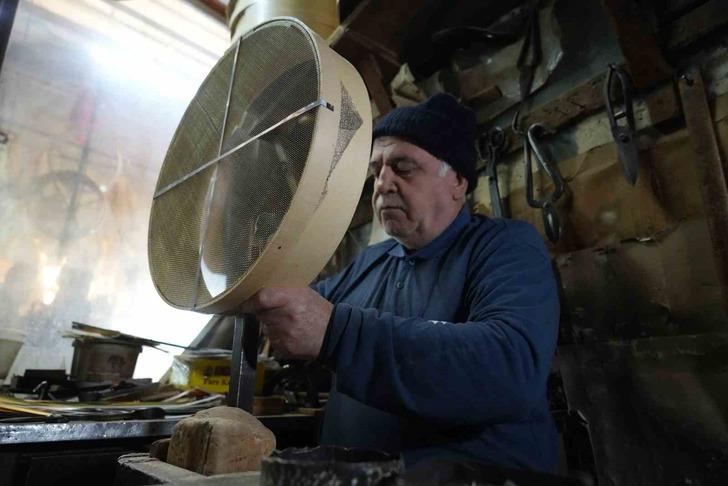 "ÜŞENDİĞİMİZ İÇİN FABRİKADAN ÇIKAN PLASTİK ELEKLERİ KULLANIYORUZ"