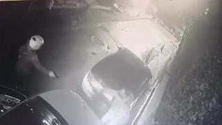 Otomobili çalmaya çalıştı, kendisini fark eden valeye silah çekti! Korkutan anlar kamerada