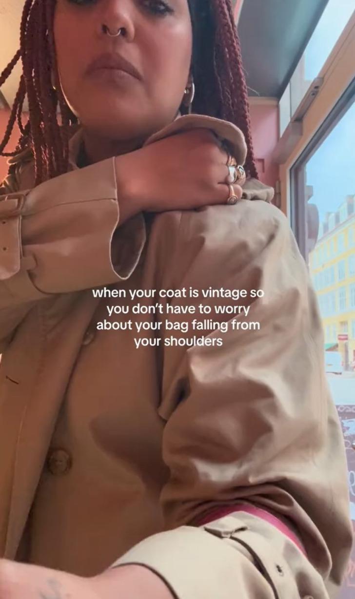 Ne işe yaradığını öğrenince ağzınız açık kalacak! Palto ve trençkotların omzunda duruyor G1