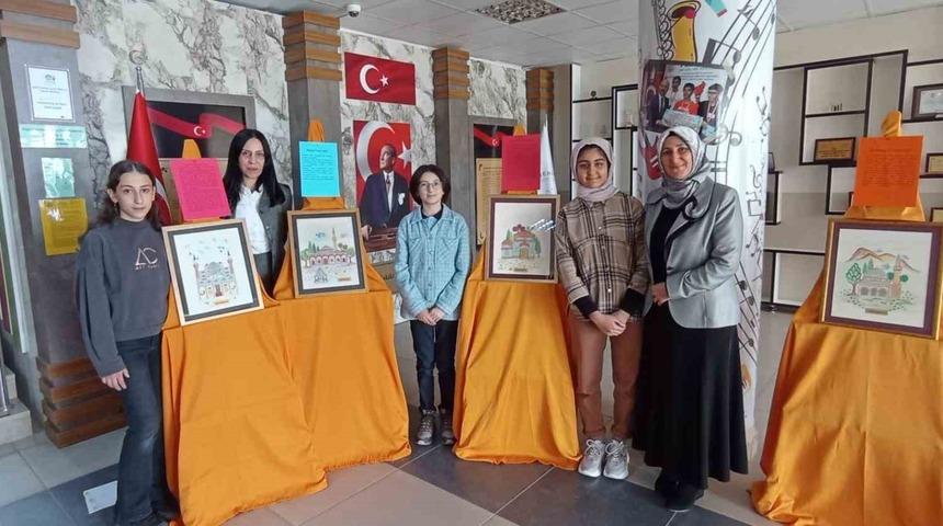 Amasyalı &ouml;ğrenciler tarihi camileri minyat&uuml;r tablolara işledi