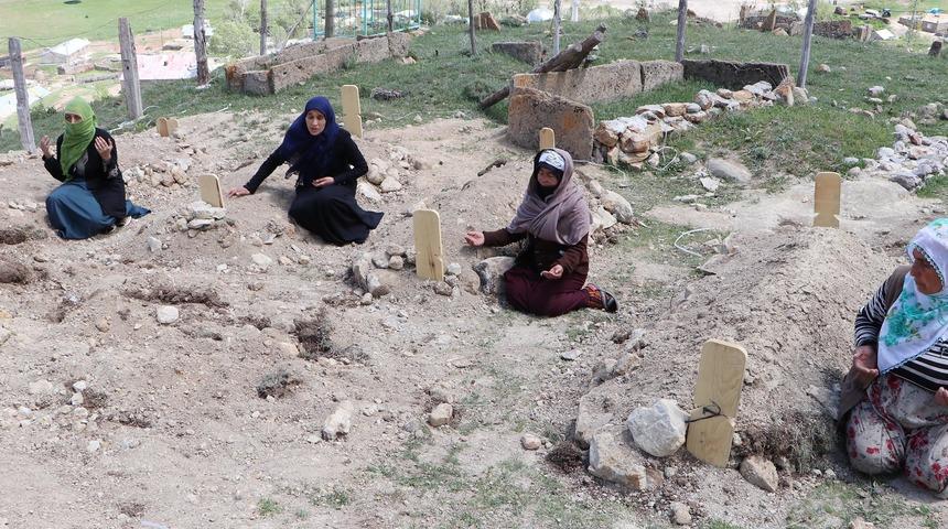 Kız kaçırma husumeti katliama dönüştü! Acılı eşlerin mezar başındaki görüntüsü yürek yaktı 