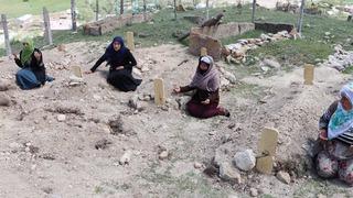 Kız kaçırma husumeti katliama dönüştü! Acılı eşlerin mezar başındaki görüntüsü yürek yaktı 