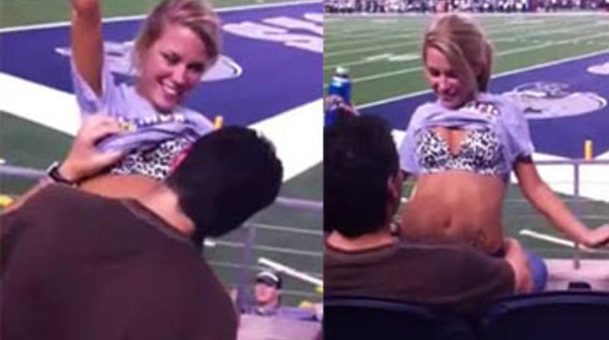 Ma&ccedil; sırasında striptiz!