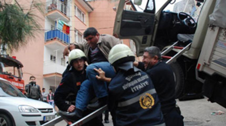 Kamyon şaha kalktı s&uuml;r&uuml;c&uuml;y&uuml; itfaiye kurtardı!