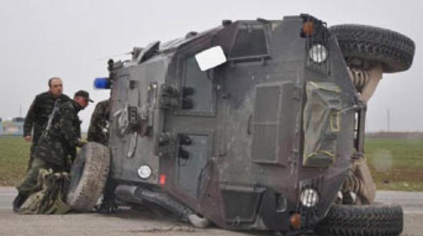 Kamyon askeri araca çarptı: 7 asker yaralı