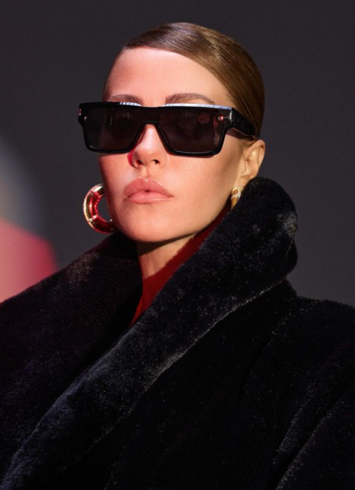 Dergi pozları sosyal medyayı salladı! Derya Uluğ paltosunun içine hiçbir şey giymedi G1