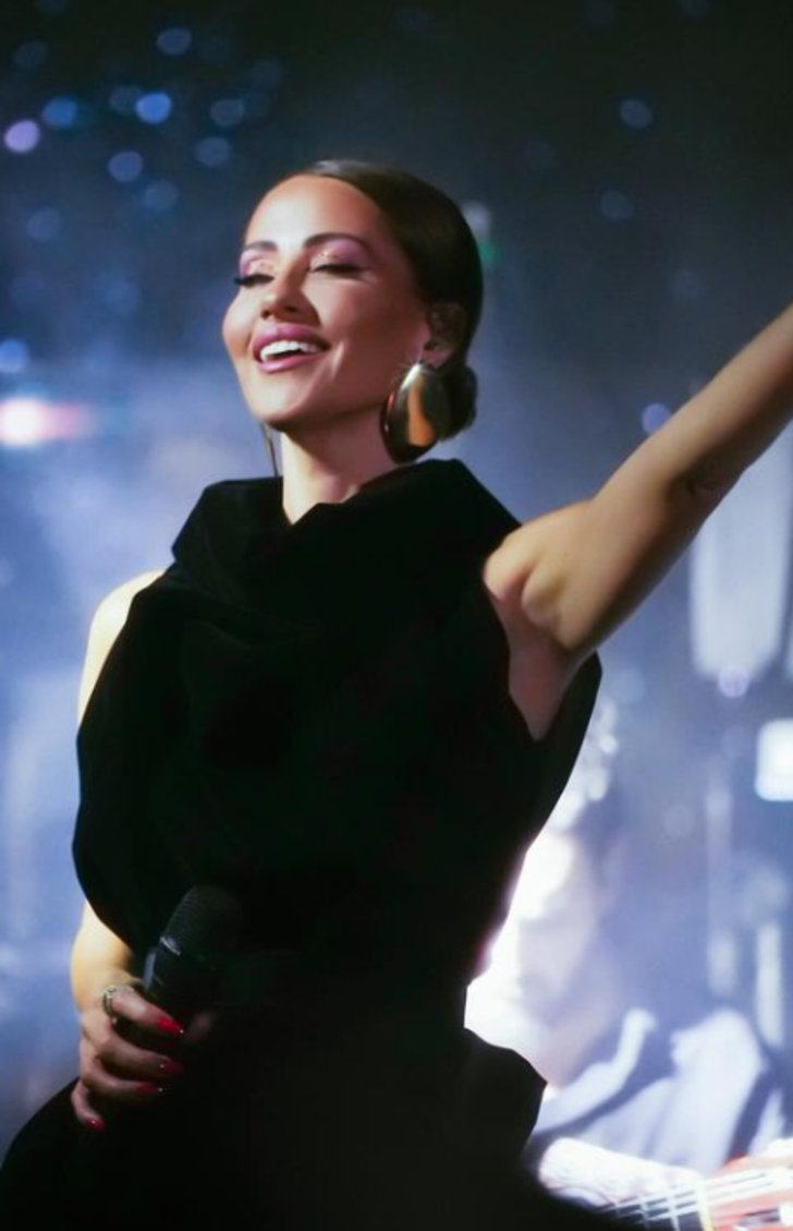 Dergi pozları sosyal medyayı salladı! Derya Uluğ paltosunun içine hiçbir şey giymedi G5