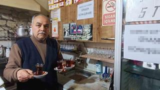 30 yıldır işlettiği çay evinde müşterilere koyduğu yasak herkesi şaşırttı! Duvarlara yazıyla astı