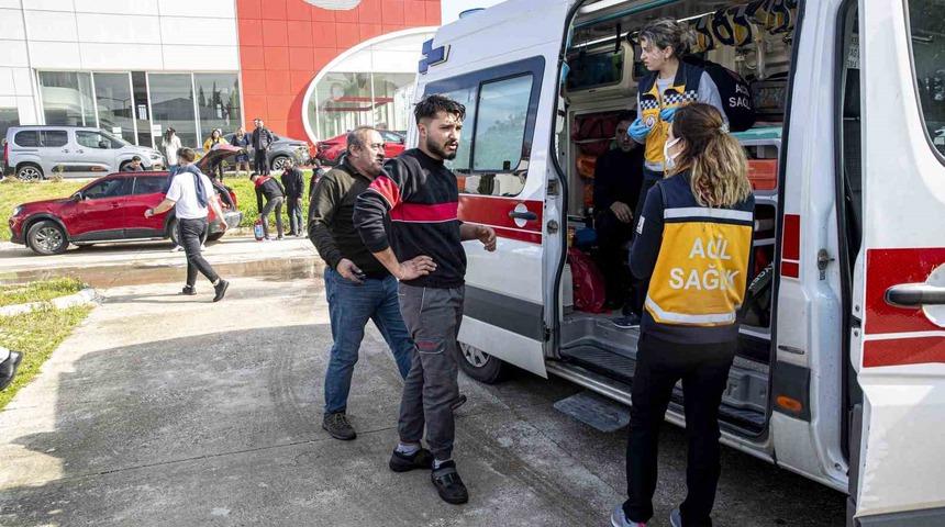 Antalya&rsquo;da ikinci el otomobil bayisindeki yangın korkuttu: 3 kişi dumandan etkilendi