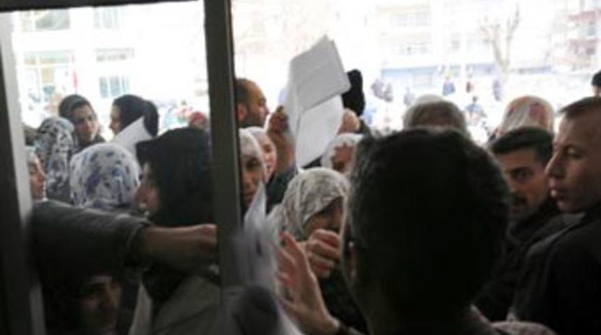 Bir söylenti ile 10 bin kişi kapıya dayandı