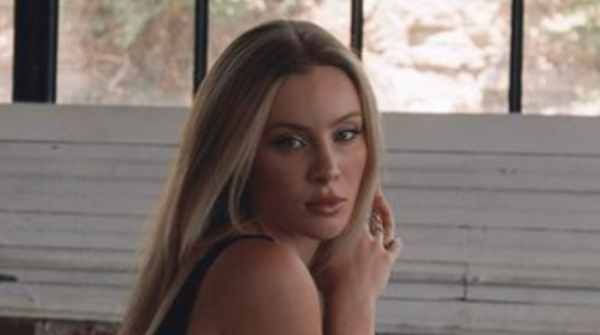 Sosyal medya fenomeni Daisy Keech aşka geldi! Yatak odasından sevgilisinin kucağına otururken çekilen pocunu paylaştı