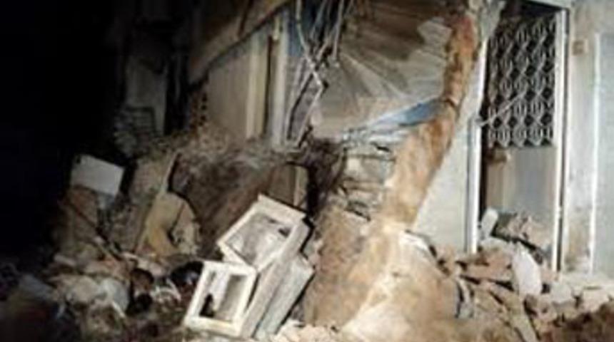 Nişan sırasında ahşap ev &ccedil;&ouml;kt&uuml;