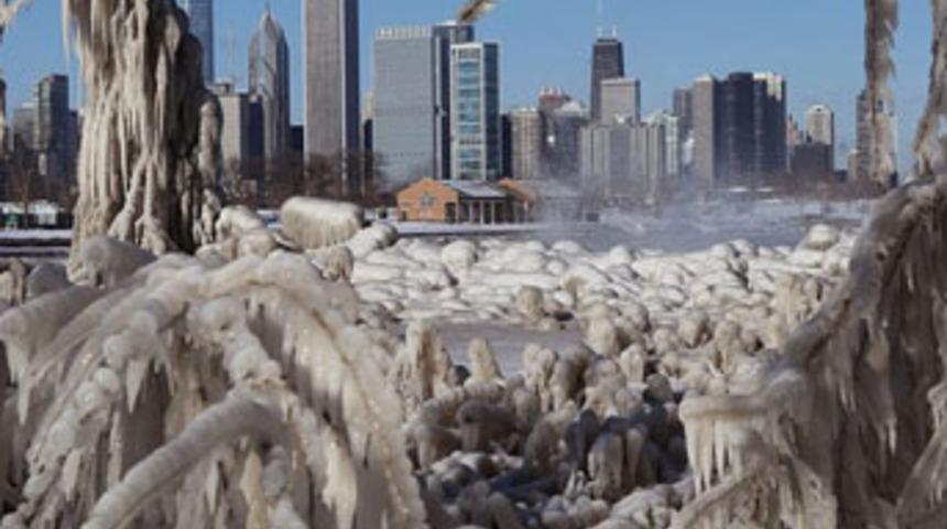 Kar yağışı ABD&rsquo;de hayatı dondurdu!