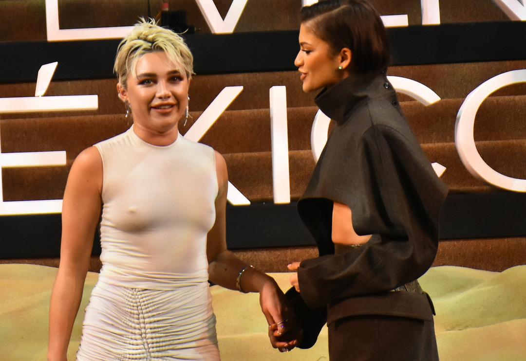 Bu sefer bilerek a&ccedil;madı! Florence Pugh kıyafetini kontrol edemedi