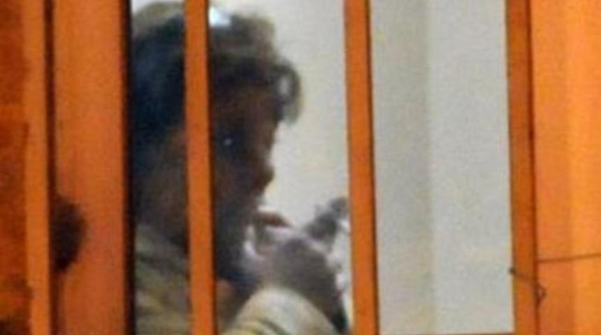 Başına silah dayayıp, bekledi!