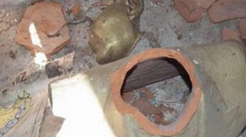 Okulunun kömürlüğünde  Atatürk büstü!