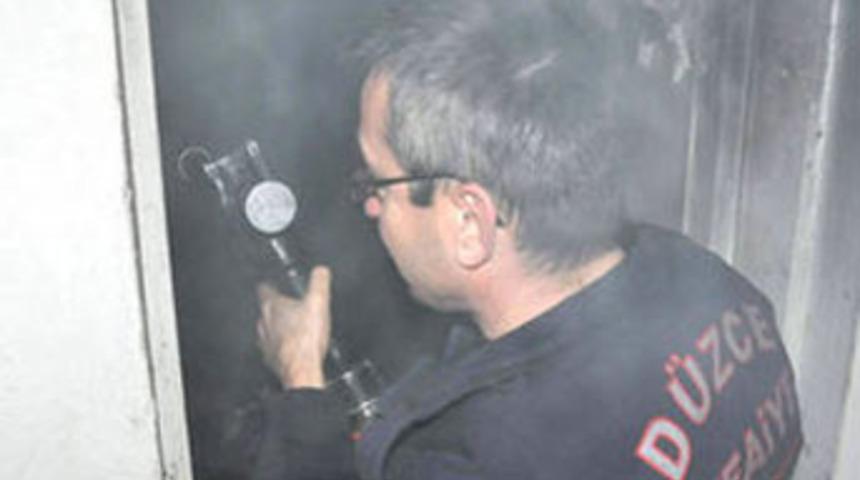 Kendisini kilitlediği evi ateşe verdi!