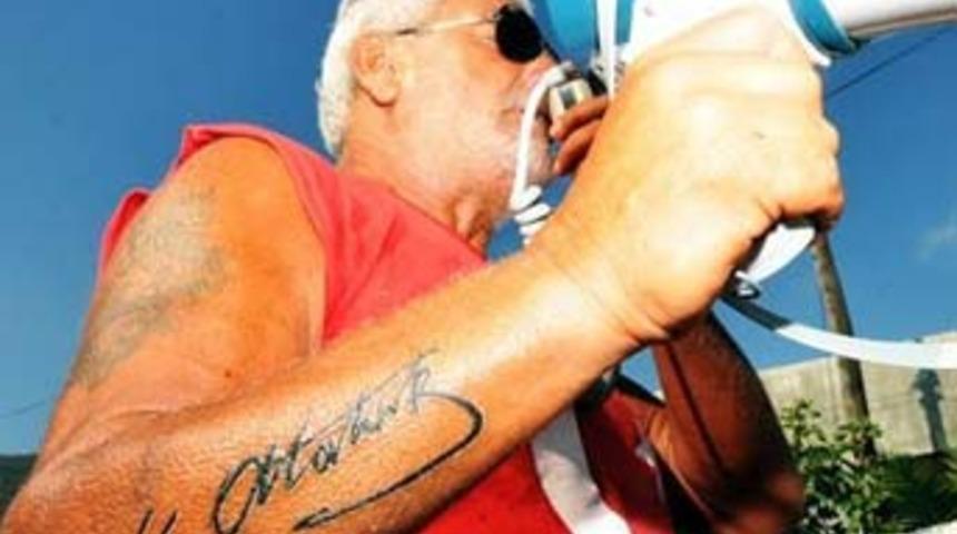 T&uuml;rkiye'nin siyasi sembol&uuml;: Atat&uuml;rk d&ouml;vmeleri