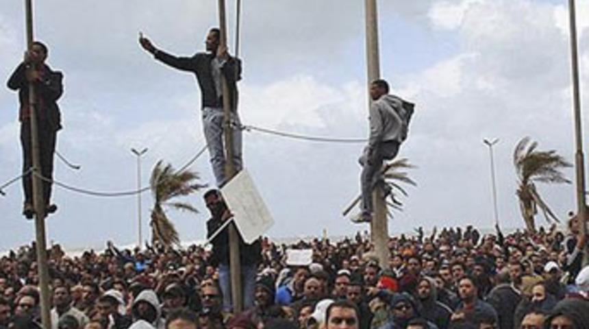 Savaş u&ccedil;akları g&ouml;stericileri vuruyor: 250 &ouml;l&uuml;