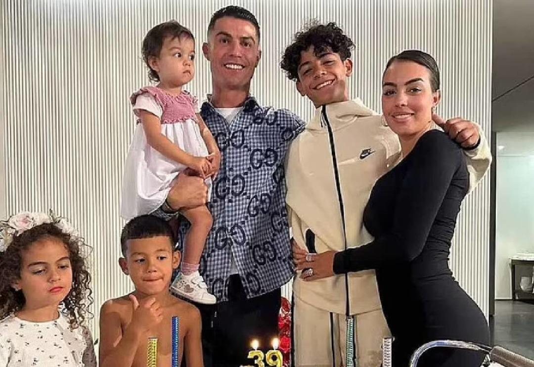 V&uuml;cudunu saran elbisesiyle verdiği poz İran'da sans&uuml;rlenince Ronaldo'nun sevgilisi g&uuml;ndem oldu