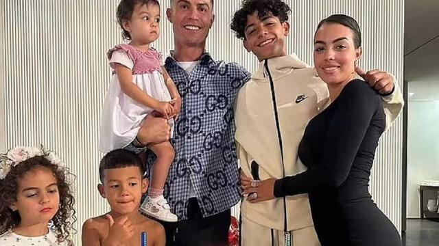 Vücudunu saran elbisesiyle verdiği poz İran'da sansürlenince Ronaldo'nun sevgilisi gündem oldu
