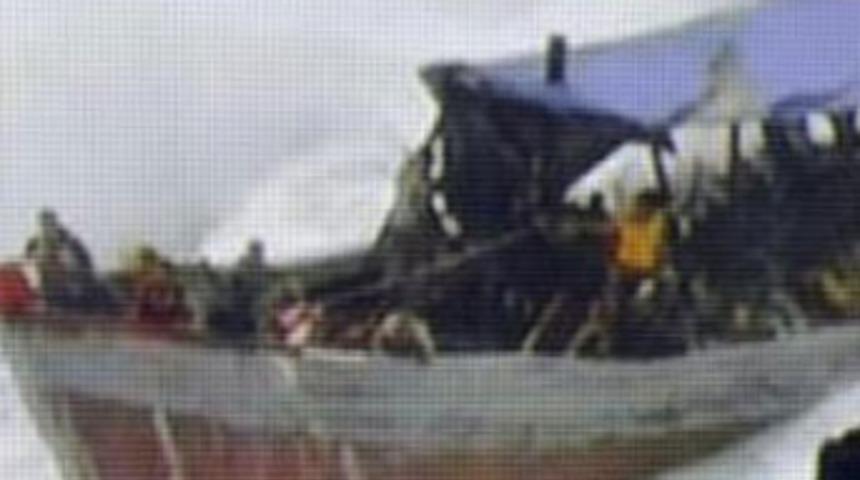 Tekne kayalıklara &ccedil;arparak par&ccedil;alandı: 50 &ouml;l&uuml;