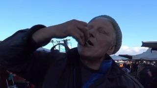 Tazeliğini göstermek için hamsileri çiğ çiğ yedi! 'Fındık tadı gibi'