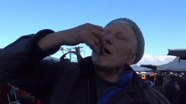 Tazeliğini göstermek için hamsileri çiğ çiğ yedi! 'Fındık tadı gibi'