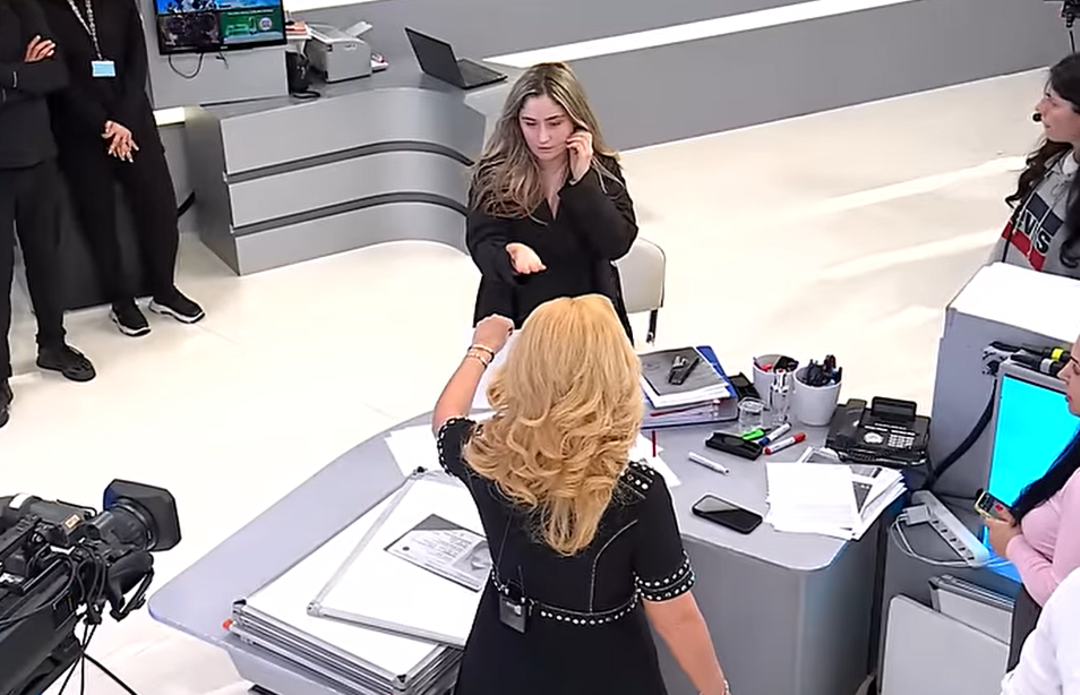 M&uuml;ge Anlı'daki Evra-H&uuml;seyin olayında canlı yayında st&uuml;dyoya polisler geldi! Evra &ccedil;ocuğuna 'kardeşim', eşine ise 'kuzenim' dedi, kendi kimliğini reddetti!  