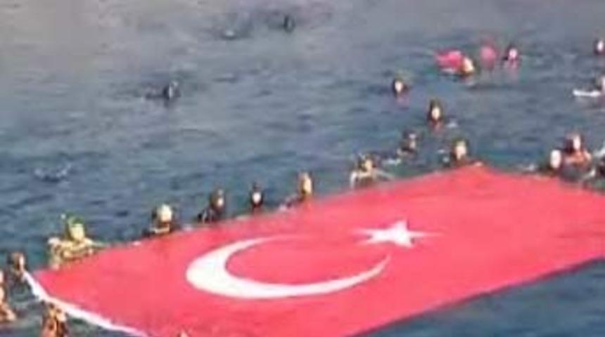 Denizde dev T&uuml;rk bayrağı