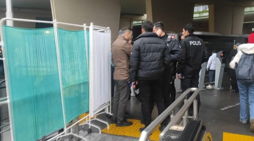 İstanbul'da korkunç olay! Metro alt geçidinde yürüyen merdivene sıkıştı... Yaşamını yitirdi
