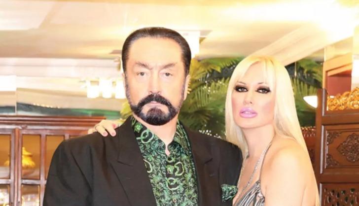 Adnan Oktar denilen sapkın kişiyi birçok insan kediciklerinden hatırlıyor. A9 kanalındaki şovlarıyla sosyal medyadaki editlere konu olan Adnan Oktar'ın varlığı ve insanlar üzerindeki etkisi mizah etkeninin çok üstünde! On binlerce genç kızın, ailelerinin  728xauto