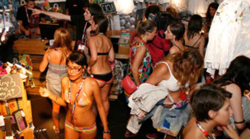 En &ccedil;ılgın alışveriş kuyruğu