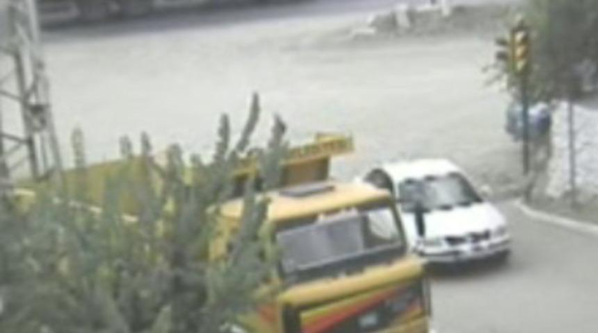 Kaza anı g&uuml;venlik kamerasında