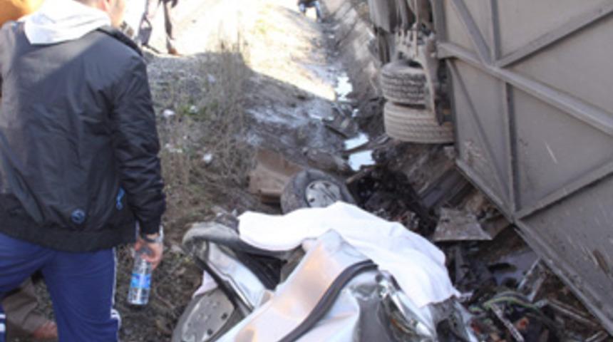 Otoyolda felaket: 3 &ouml;l&uuml;, 20 yaralı