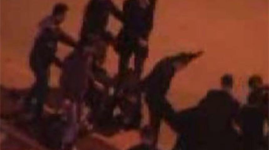 15 kişinin arasında kaldı